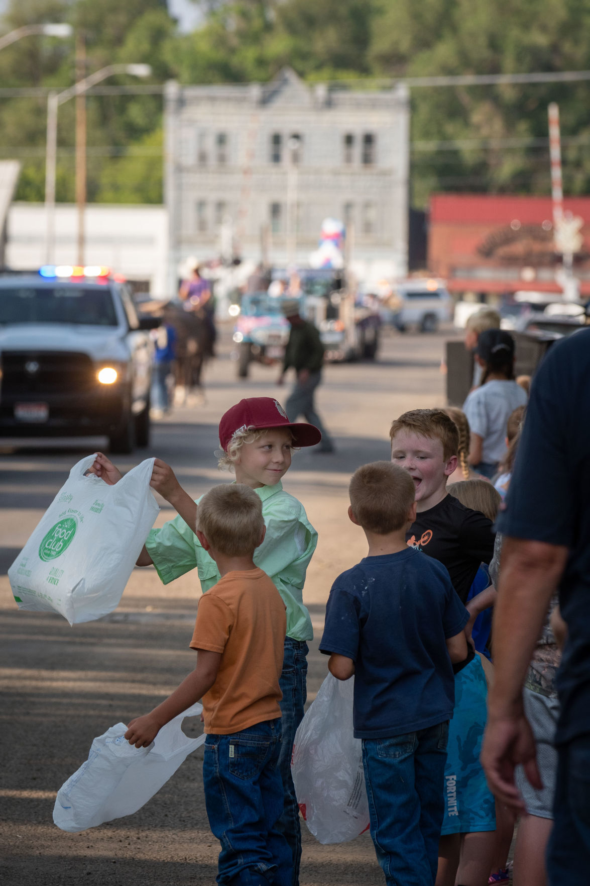 Hundreds attend parade in Shoshone